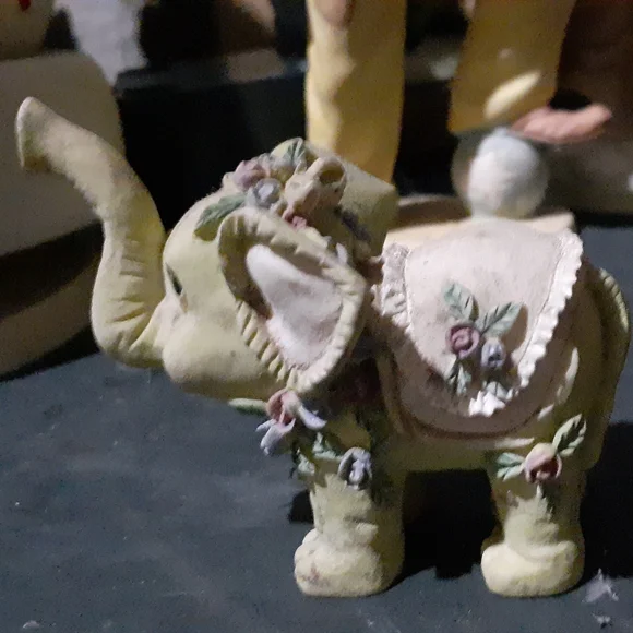 tiny elephant - Picture 3 of 3